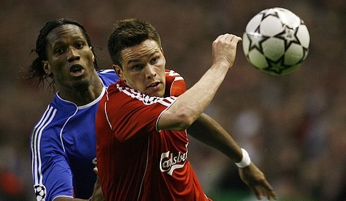 Didier Drogba z Chelsea (vlevo) se snaží připravit o míč liverpoolského hráče Steva Finnana. | Foto: Reuters