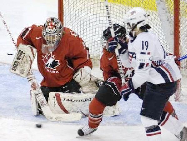 Kim St. Pierreová v akci. Ve finále MS 2007 Kanada vs. USA. | Foto: Reuters