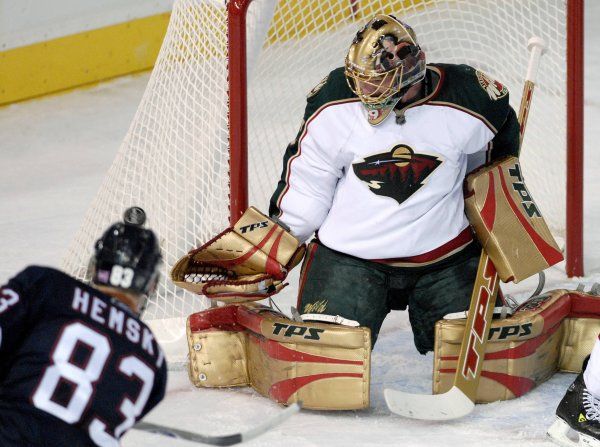 Edmontonský útočník Aleš Hemský střílí na brankáře Minnesoty Joshe Hardinga. | Foto: Reuters