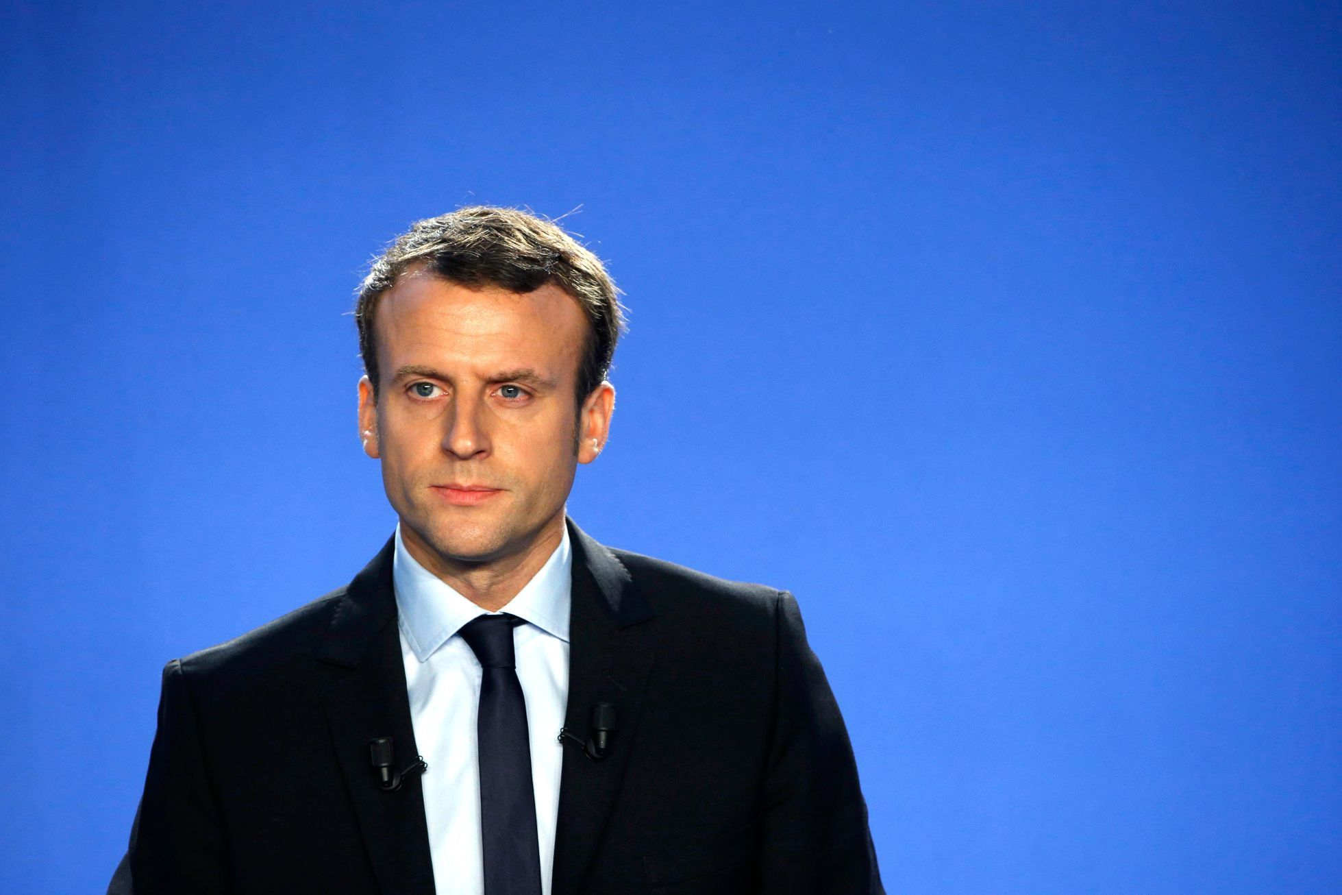 À gauche et à droite.  Macron, étoile montante de la scène politique, se présentera à la présidentielle