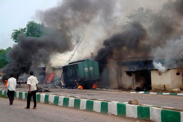 Vězení ve městě Maiduguri poté, co jej zapálili ozbrojenci. 27. červenec 2009 | Foto: Reuters