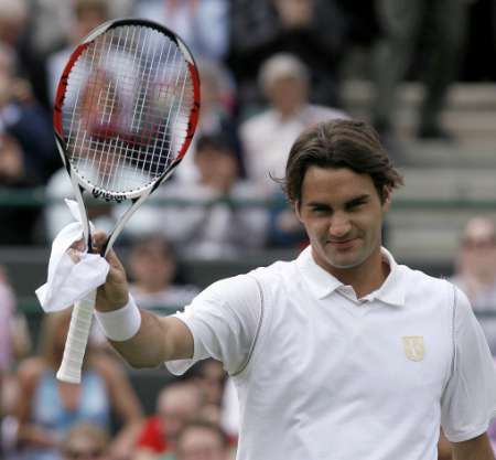 Roger Federer se ve čtvrtek dostal na kurt jen na čtvrt hodiny. Dokonal tak postup přes Argentince Del Potra | Foto: Reuters