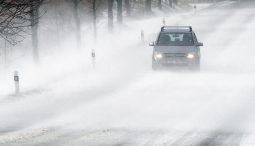 První letošní sníh spojený s prudkými poryvy větru 2. listopadu značně ztížil dopravu na Vysočině. | Foto: čtk