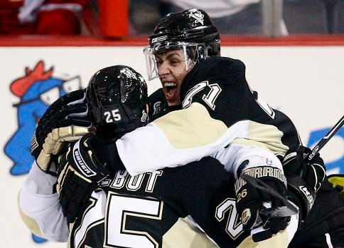 Hokejisté Pittsburghu slaví vítězství nad Detroitem | Foto: Reuters