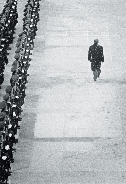 Cena diváků 2003. Václav Havel odchází, únor 2003. Václav Havel po třinácti letech v prezidentské funkci odchází z Pražského hradu. | Foto: Karel Cudlín, volný fotograf