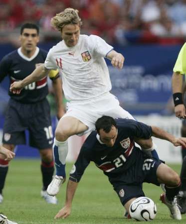 Pavel Nedvěd (v bílém) bojuje o míč s Landonem Donovanem z USA. | Foto: Reuters