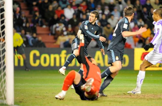 Třetí Higuaínova branka. "Bílý balet" nakonec zvítězil ve Valladolidu 4:1. | Foto: Reuters