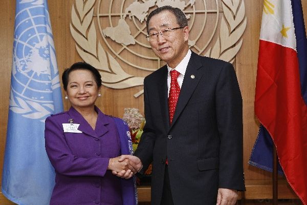 Filipínská prezidentka Gloria Macapagalová-Arroyová a generální tajemník OSN Pan Ki-mun pózují pro fotografy v New Yorku | Foto: Reuters