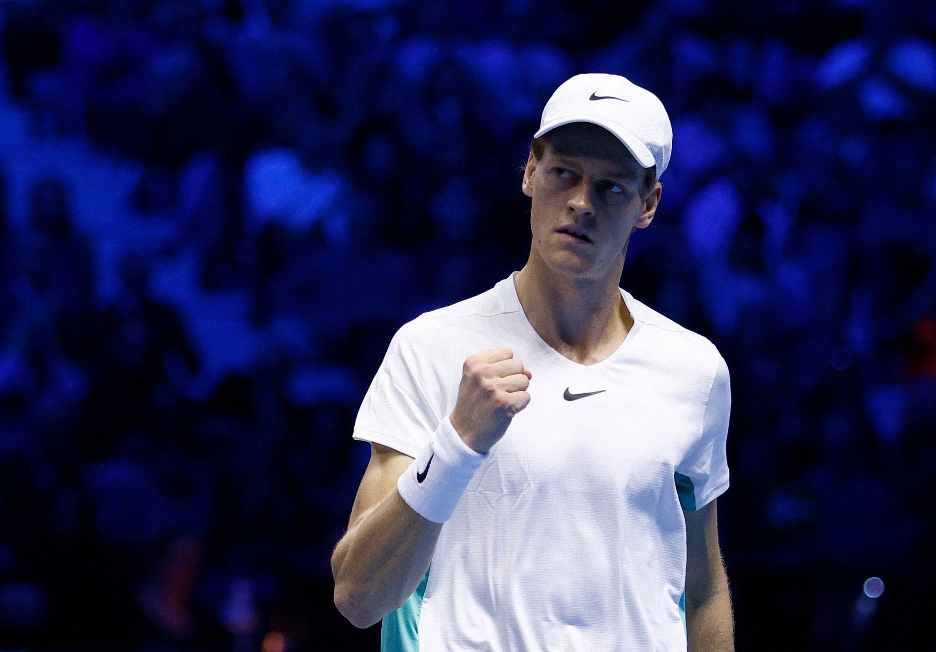 L’Italia festeggia un nuovo eroe: Sinner batte Medvedev, Djokovic lo aspetta in finale