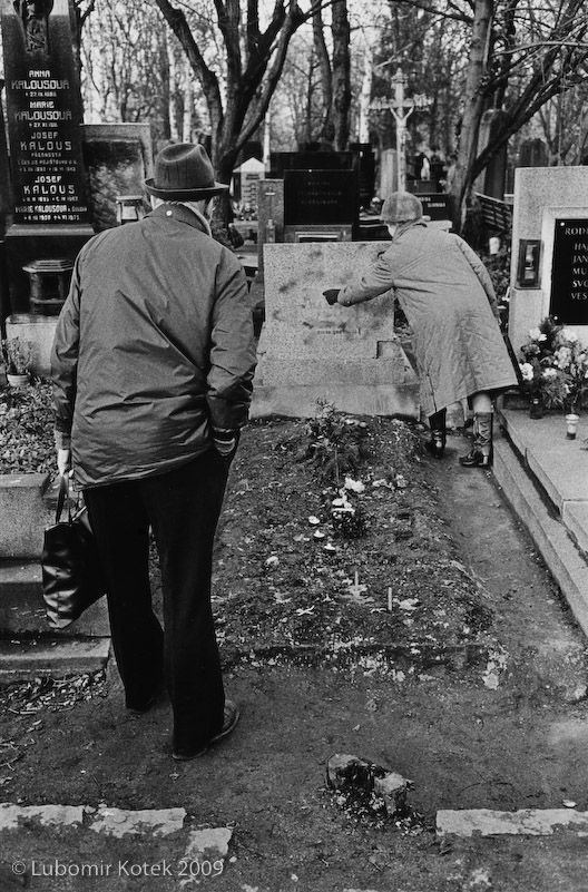 Místo původního hrobu Jana Palacha na Olšanech, Praha 1989. | Foto: Lubomír Kotek