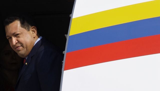 Hugo Chávez vystupuje z letadla na moskevském letišti Vnukovo. | Foto: Reuters