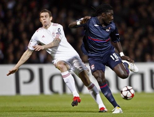 Lyonský Bafetimbi Gomis s Danielem Aggerem z Liverpoolu | Foto: Sport