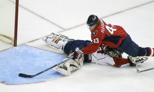 Washintonu vystřílel play off nejlepší střelec NHL Alexander Ovečkin, ale nebýt třiadvacetiletého útočníka Tomáše Fleischmanna, kdo ví, jak by to dopadlo. České levé křídlo dalo důležitý první gól v klíčovém duelu s Floridou. | Foto: Reuters