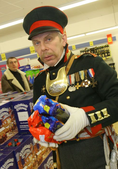 Dva tisíce účinkujících bylo ubytováno v kasárnách ve Slatině. Hned naproti byl supermarket, který v podvečer "vydrancovali". | Foto: Ondřej Besperát, Aktuálně.cz