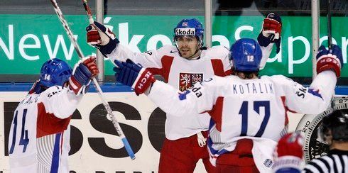 Češi sice odpověděli zásluhou Tomáše Rolinka. Po závěrečném hvizdu jim však tato branka nebyla příliš platná. | Foto: Reuters