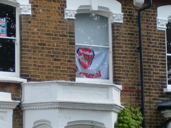 Pro některé fanoušky je Arsenal vším. Dům naproti stadiunu Emirates a v těsně blízkosti Highbury. | Foto: Aktuálně.cz