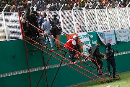 Při tragédii na stadionu v Abidžanu zahynulo devatenáct lidí | Foto: Sport