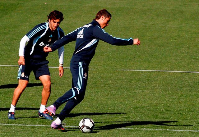 Raul a Ronaldo v souboji o míč. | Foto: Reuters