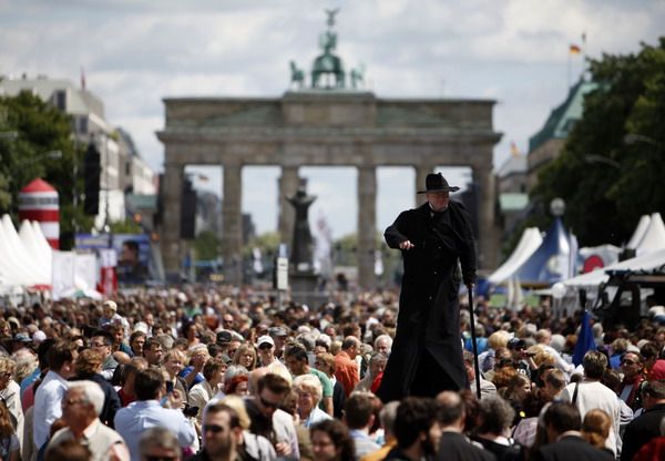 Prezidenta volili delegáti symbolicky 60 let po vzniku Spolkové republiky Německo. Před Braniborskou bránou se slavilo. | Foto: Reuters