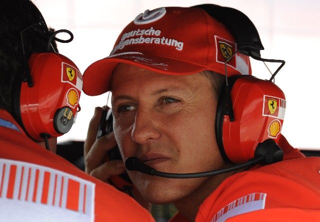 Sedminásobný vítěz formule jedna Michael Schumacher v zázemí stáje Ferrari při tréninku na Velkou cenu Německa. | Foto: Reuters