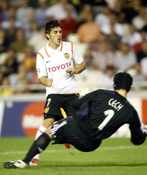 Španělský střelec David Villa z Valencie překonává v Lize mistrů Petra Čecha v brance Chelsea. | Foto: Reuters