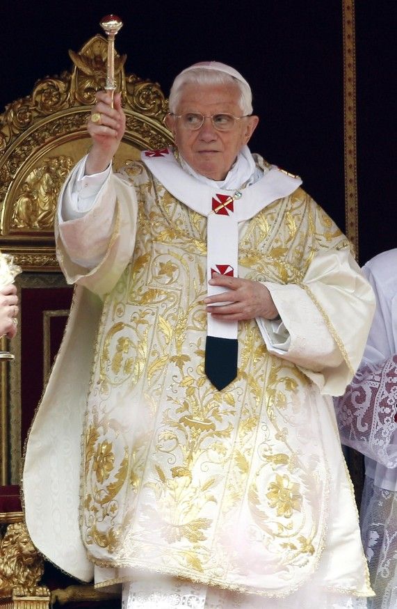 Papež Benedikt XVI. na náměstí svatého Petra ve Vatikánu. | Foto: Reuters