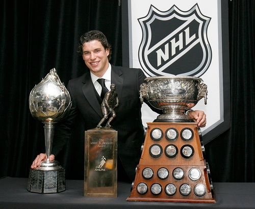 Sidney Crosby z Pittsburghu pózuje se všemi trofejemi, které dostal při galavečeru NHL. Zleva Hart Trophy, Lester B. Pearson Award a Art Ross Trophy. | Foto: Reuters