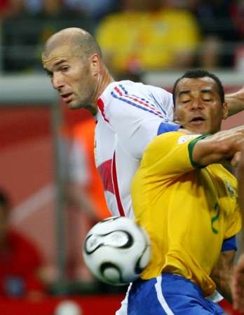 Francouz Zinedine Zidane (vlevo) bojuje o míč s Cafúem z Brazílie. | Foto: Reuters