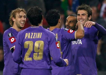 Fotbalisté Fiorentiny slaví. Adrian Mutu dal gól. | Foto: Reuters