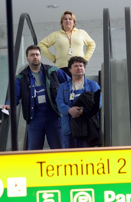 Terminál byl slavnostně otevřen, ale první cestující jím projdou až v úterý. Přijde se na to podívat osobně prezident Klaus. | Foto: Ondřej Besperát, Aktuálně.cz