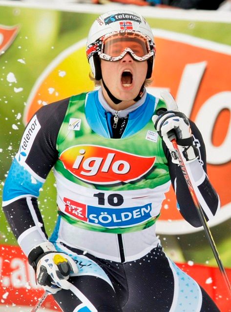 Mezi muži se neradoval z vítězství Kjetil Jansrud, ačkoliv by se tak podle fotky mohlo zdát. | Foto: Reuters