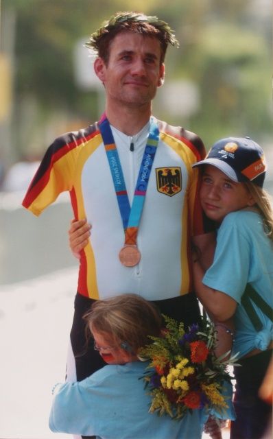 Fotografie roku 2005. Cyklista Erich Winkler, který vybojoval bronz v časovce, se svými dětmi, XII. letní paralympiáda, Athény 2004. "Během ceremoniálu jsem si všiml, že Winklerova manželka s dětmi stála hned za mnou. Jakmile začal ceremoniál, děti spontánně vyběhly k tátovi a objaly ho. Dojalo mě to. Byla to působivá scéna," řekl Jirsa. | Foto: Václav Jirsa, Právo