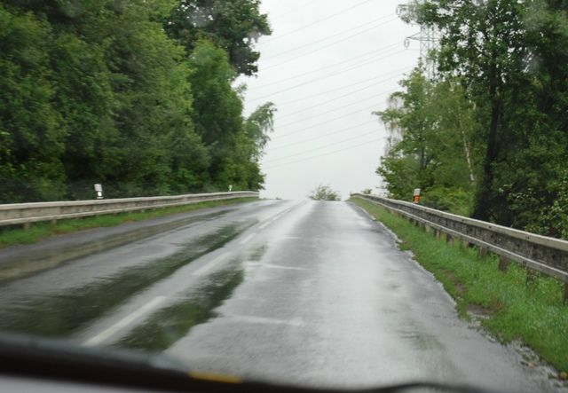 Tady také končí přerušovaná čára příliš blízko horizontu. navíc kvůli svodidlům není v případě nouze úniku | Foto: Radek Pecák