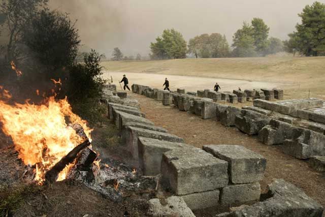 Oheň hoří v prostoru archeologického naleziště v Olympii | Foto: Reuters