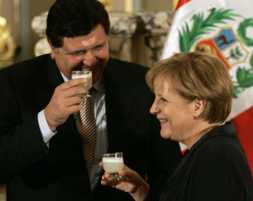 Peru's President Alan Garcia and German Chancellor Angela Merkel have a drink during a ceremony at the government palace in Lima May 15, 2008. Merkel will take part in the European Union-Latin America and Caribbean Summit (EU-Latam) that will be held this weekend. REUTERS/Pilar Olivares (PERU) | Foto: Reuters