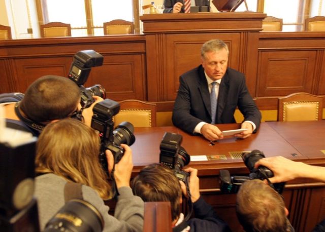 Premiér Mirek Topolánek před jednáním sněmovny, které rozhodne o důvěře jeho kabinetu. | Foto: Ondřej Besperát