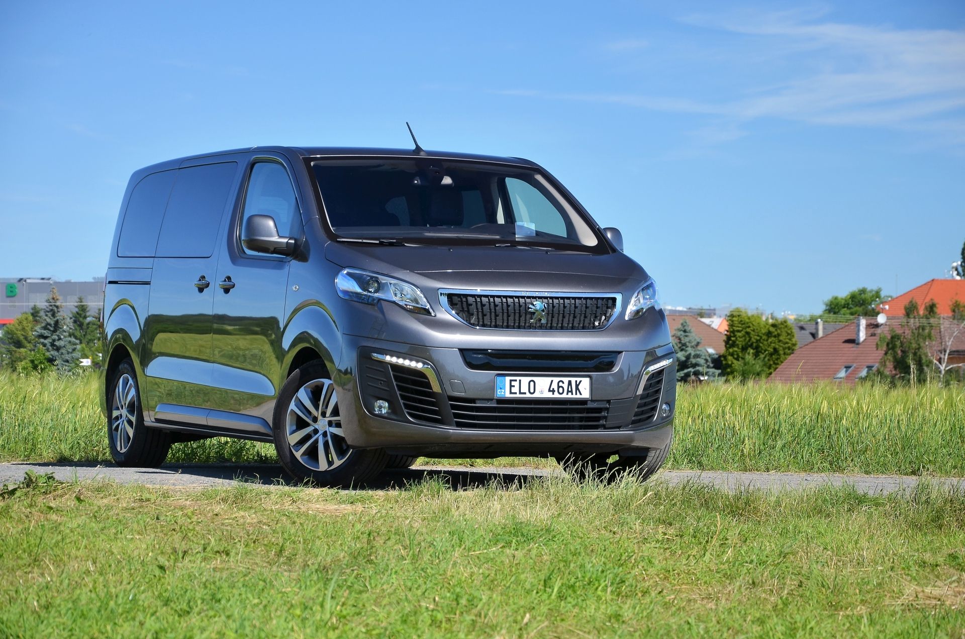 Konečně elektromobil v nejpraktičtější možné karoserii. Test Peugeotu e-Traveller - Vimarsana News