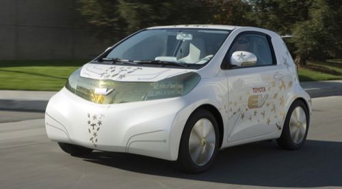 Elektromobil s označením Toyota FT-EV bude postaven na městském čtyřmístném minivozu Toyota iQ (momentálně velký hit v Japonsku) a na trhu má být do roku 2012. Dojezd však má být pouhých 80 km. Zatím se jedná o pouhý koncept, nicméně už dnes Toyota říká, že elektromobily a malé vozy jako iQ budou "klíčovou součástí trvale udržitelné strategie mobility". Zároveň v Detroitu představí novou generaci hybridu Toyota Prius, vůz Toyota Camry Hybrid poháněný stlačeným zemním plynem a pod značkou Lexus HS250h také nový hybrid odvozený od nového Priusu. Už počátkem roku 2010 chce Toyota uvést na trh až deset nových hybridních automobilů na různých trzích světa. Kromě toho už koncem letošního roku dodá 500 testovacích kusů plug-in modelů Toyota Prius vybavených lithium-iontovými bateriemi firemním zákazníkům. | Foto: Aktuálně.cz