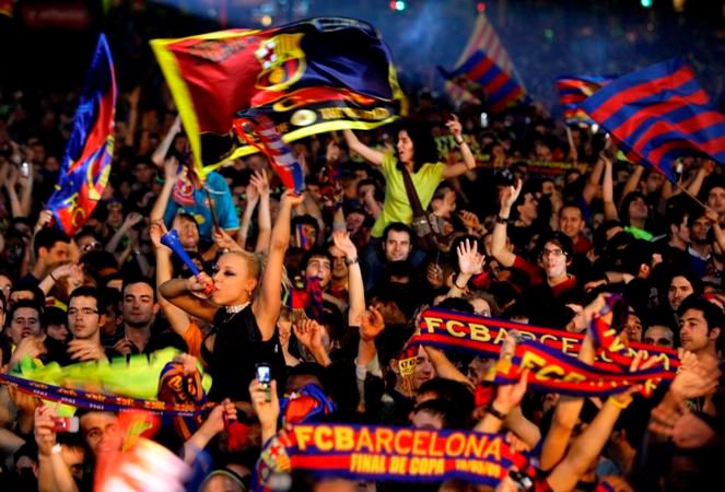 Fanoušci fotbalistů FC Barcelona slaví v ulicích triumf v Champions League. | Foto: Václav Rojík, Fanoušci fotbalistů FC Barcelona slaví v ulicích triumf v Champions League..