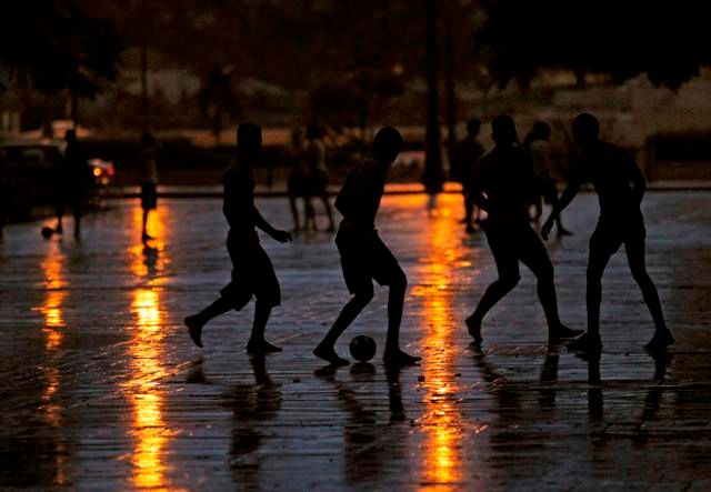 Fotbal při západu slunce | Foto: Reuters