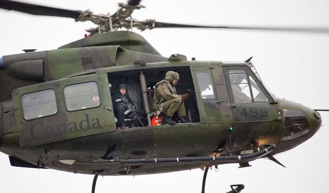 Říjnových cvičení se účastnily i helikoptéry. | Foto: Reuters