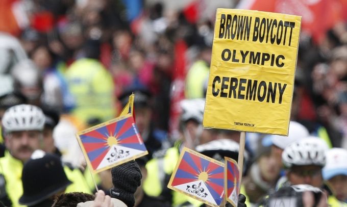 Demonstranti před londýnským Britským muzeem vyzývají pomocí transparentu premiéra Browna k bojkotu her. | Foto: Reuters