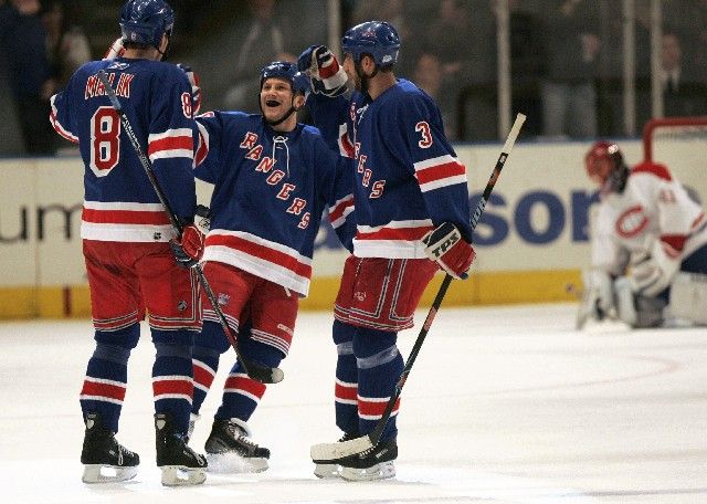 Hráči New Yorku Rangers (zleva) Marek Malík, Sean Avery a Michal Rozsíval slaví Malíkův gól proti Montrealu. | Foto: Reuters