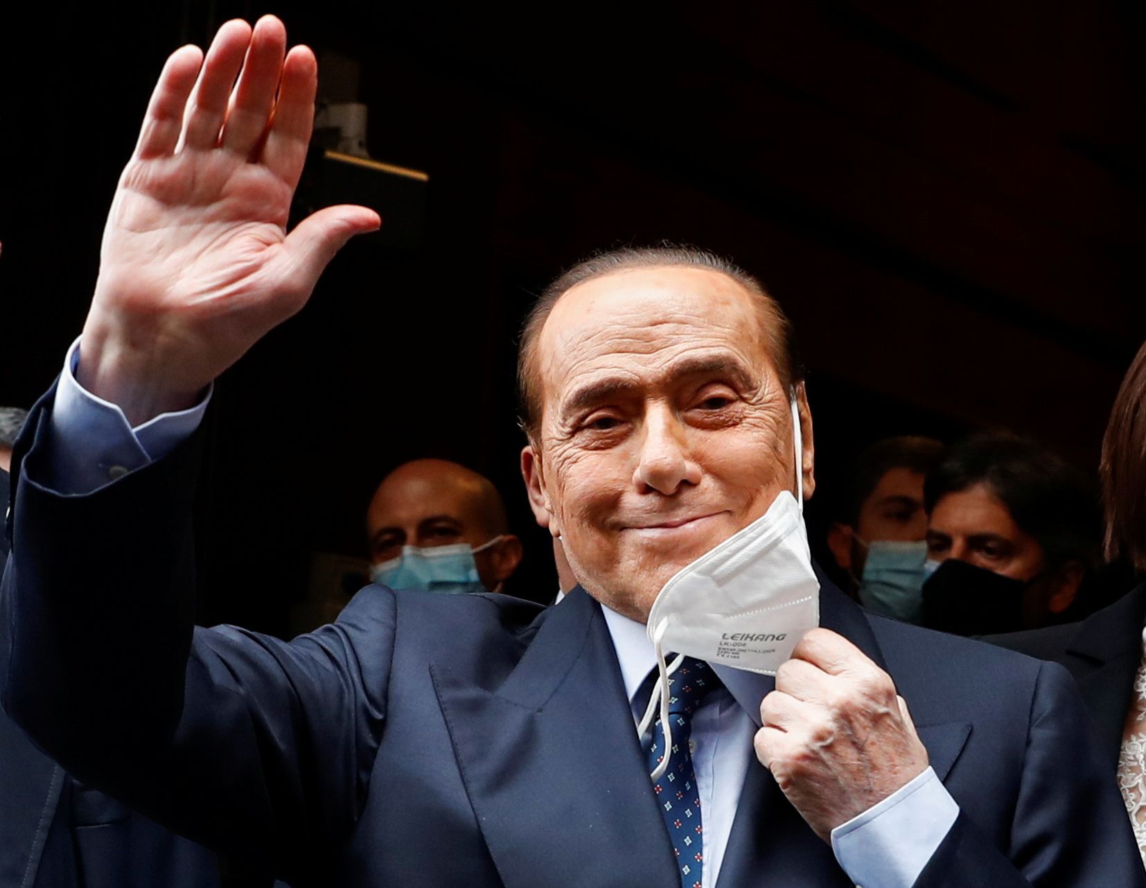 Il tribunale ha assolto Berlusconi dal caso di addobbi floreali e corruzione di testimoni