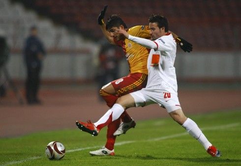 Galatasaray Istanbul se musel obejít bez pomoci zraněného Milana Baroše. Na snímku bojuje o míč Baris Özbek | Foto: Sport