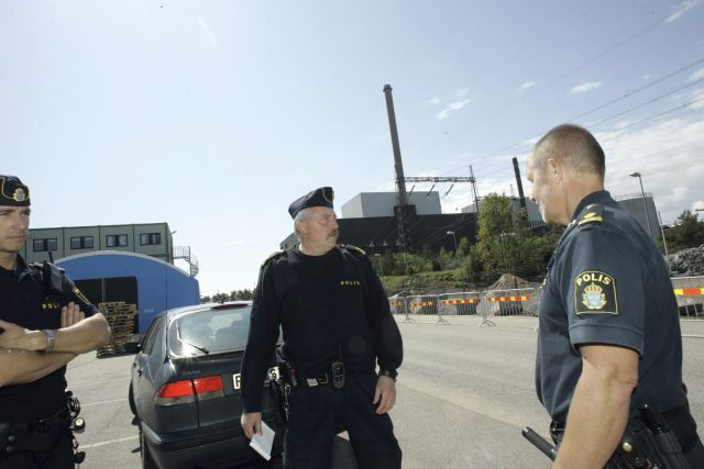 Policie střeží vjezd do elektrárny. | Foto: Reuters