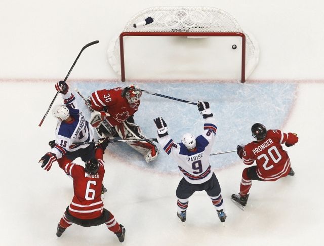 Kanada podlehla na olympijských hrách po padesáti letech USA. V repríze finále ze Salt Lake City Spojené státy vyhrály 5:3. | Foto: Reuters