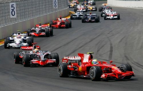 Felipe Massa s Ferrari v čele Velké ceny Evropy. | Foto: Reuters