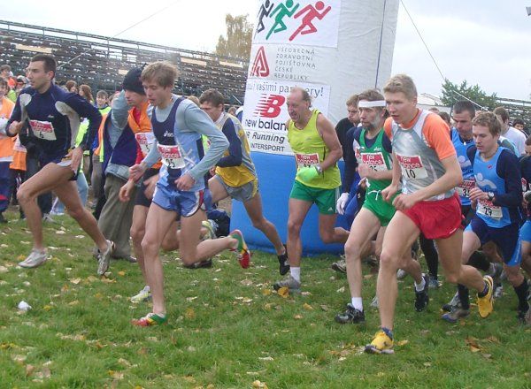 Start Velké pardubické cross country: V popředí zleva: v tmavěmodrém tričku vítězný Polák Jakub Burghard, uprostřed v bleděmodrém triku nejlepší Čech, celkově 2. Milan Kocourek a vpravo v oranžovém tričku Pavel Brýdl, 2. v průběžném pořadí Českého běžeckého poháru. | Foto: Zuzana Hronová