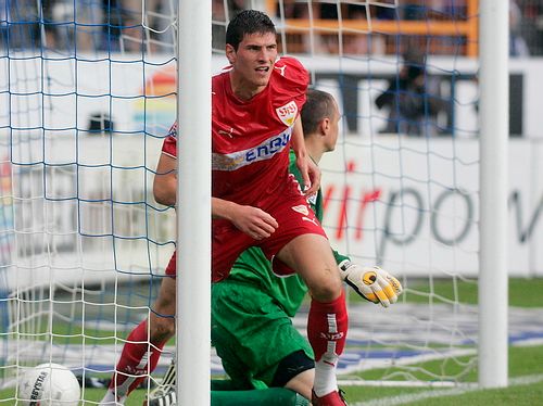 Mario Gomez z VfB Stuttgart dává gól do sítě bochumského gólmana Jaroslava Drobného. | Foto: Reuters